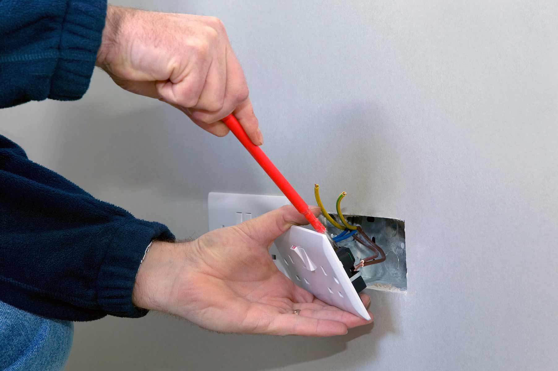 Our electricians can install plug sockets for domestic and commercial proeprties in Ripon and the local area. 